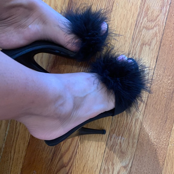 Black fluffy feather heels 😍 - Picture 6 of 8